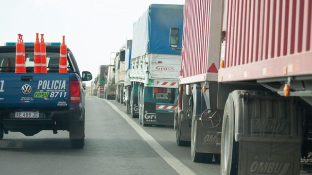 El sector transportista de carga está en estado de alerta por el aumento del precio y la falta de gasoil.