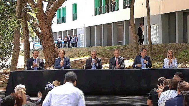 Alberto Fernández entregó la vivienda número 85.000 en Paraná