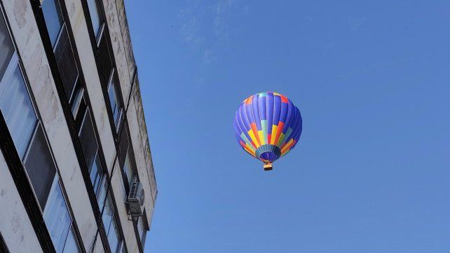 Un globo aerostático sobrevoló Rosario el sábado 27 de junio de 2026.