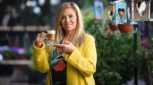La influencer rosarina que creó un bar verde dentro de su vivero 