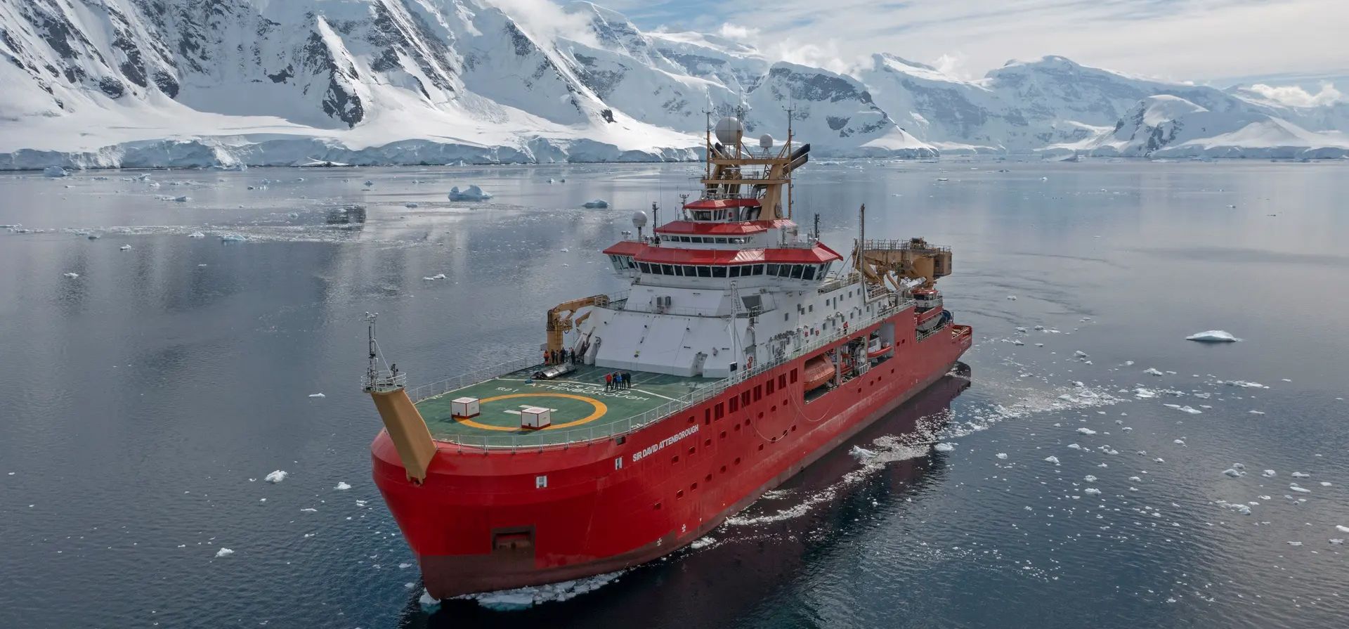 El RRS Sir David Attenborough realiza pruebas de hielo durante su viaje inaugural en la Antártida. Fotografía: BAS/PA