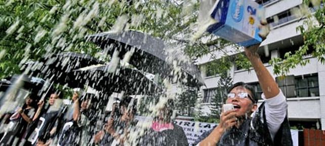 La leche contaminada en China se transform&oacute; en un esc&aacute;ndalo mundial