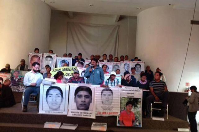 Los familiares de los estudiantes desaparecidos contestaron rápidamente a la Procuraduría mexicana y defendieron al EAAF. Foto: Facebook/desinformémonos