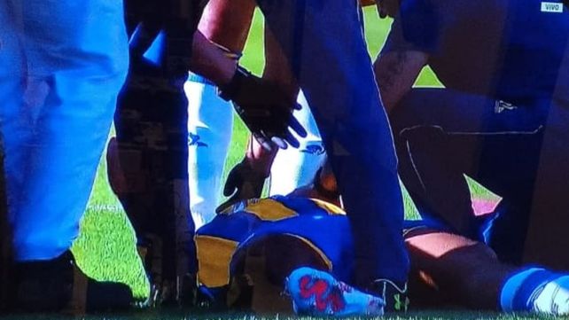 Primera gran imagen del partido. Se lesionó Facundo Mallo y se quedó afuera del clásico.