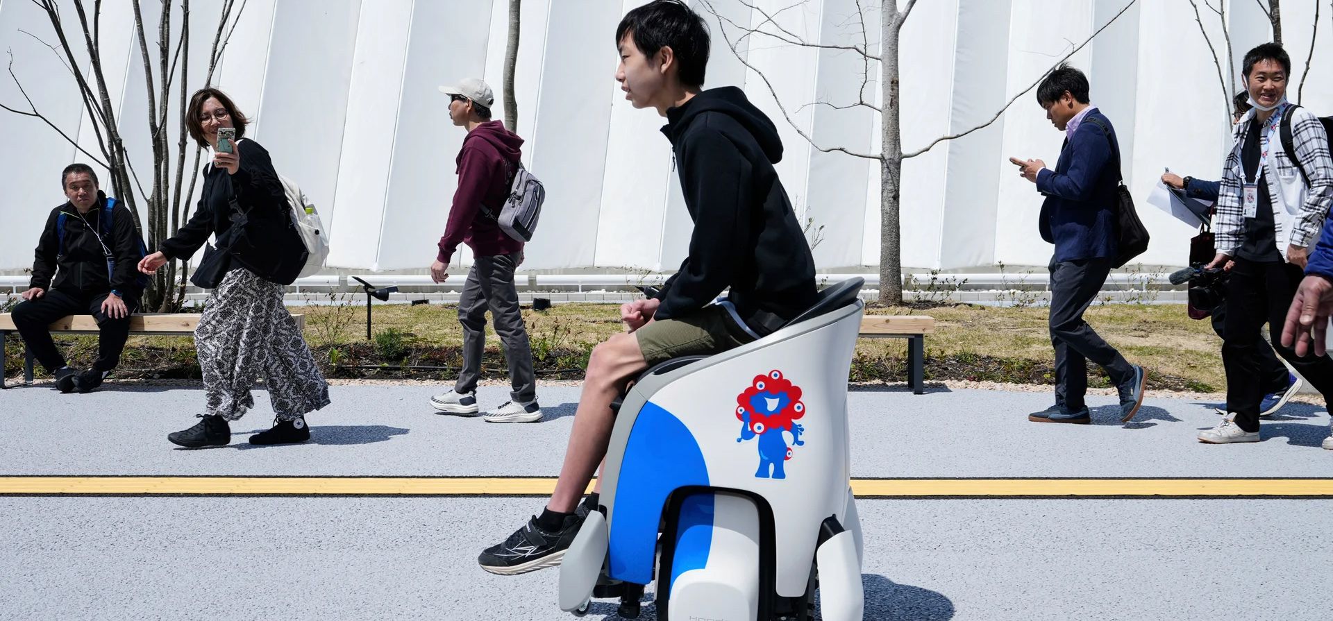 Un visitante intenta maniobrar un dispositivo de movilidad eléctrica manos libres Honda Uni-One durante la Expo 2025, Osaka, Japón. Fotografía: Hiro Komae/AP Un visitante intenta maniobrar un dispositivo de movilidad eléctrica manos libres Honda Uni-One durante la Expo 2025, Osaka, Japón. Fotografía: Hiro Komae/AP