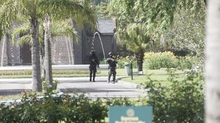 Pillín Bracamonte: el cadáver continúa custodiado por policías.