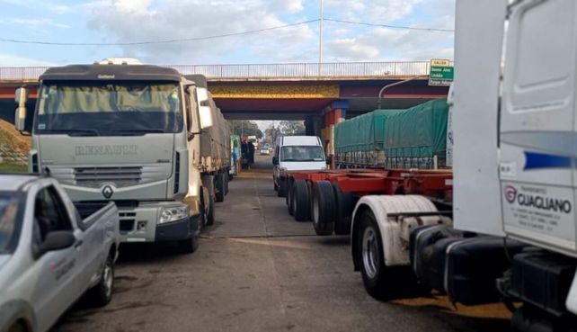 El arribo de camiones para descargar en el puerto provocó un congestionamiento de tránsito en 27 de Febrero y la colector de Circunvalación.&nbsp;