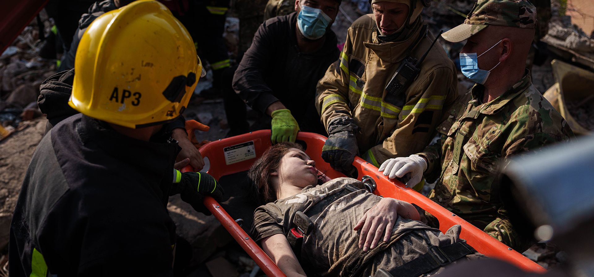 Residentes y rescatistas sacan a una mujer herida de un edificio residencial destruido por un ataque con misiles ruso en Pryluky, Ucrania, el miércoles 7 de octubre de 2026. (Foto AP/Evgeniy Maloletka) Residentes y rescatistas sacan a una mujer herida de un edificio residencial destruido por un ataque con misiles ruso en Pryluky, Ucrania, el miércoles 7 de octubre de 2026. (Foto AP/Evgeniy Maloletka)