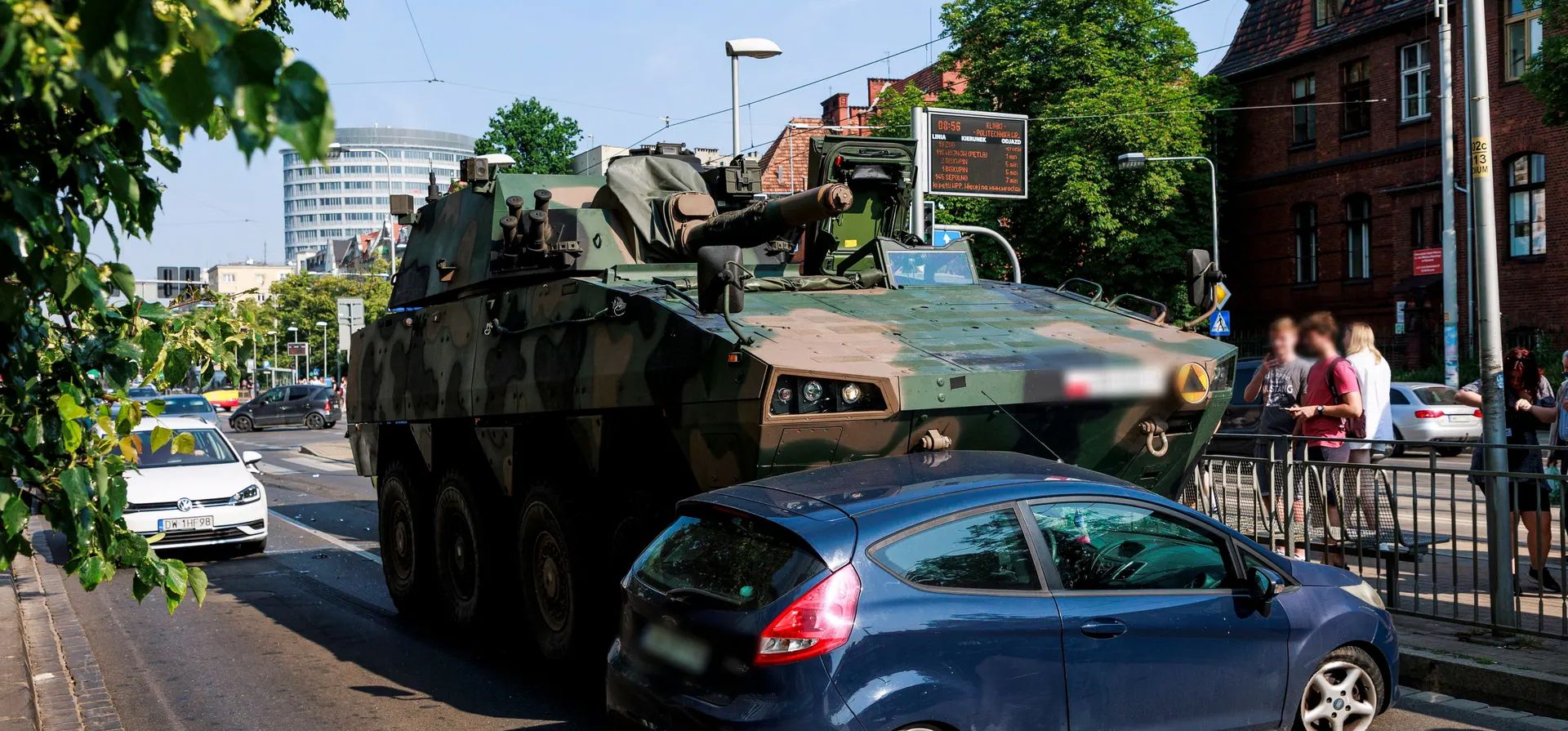 Wrocaw, Polonia. Un vehículo blindado chocó con un automóvil, causando daños en su rueda delantera durante la hora pico en la ciudad. Fotografía: Tomasz Golla/EPA Wrocaw, Polonia. Un vehículo blindado chocó con un automóvil, causando daños en su rueda delantera durante la hora pico en la ciudad. Fotografía: Tomasz Golla/EPA
