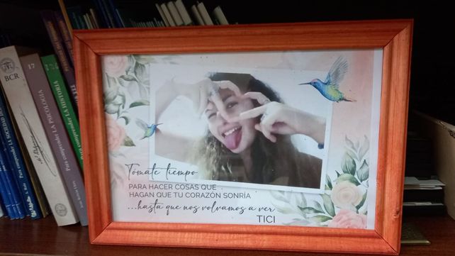Ticiana y un mural en la escuela a la memoria del colibrí