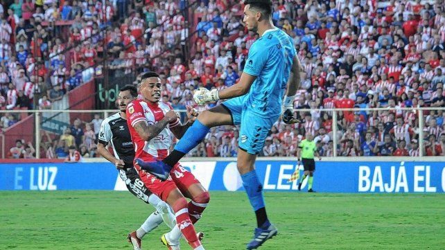 Jonatan Álvez está descartado para jugar ante Patronato y Junior y no está claro el diagnóstico respecto a su lesión en el tobillo izquierdo. Jonatan Álvez está descartado para jugar ante Patronato y Junior y no está claro el diagnóstico respecto a su lesión en el tobillo izquierdo.