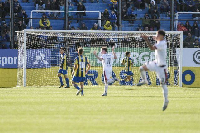 Los futbolistas de San Lorenzo celebran el gol de Romero