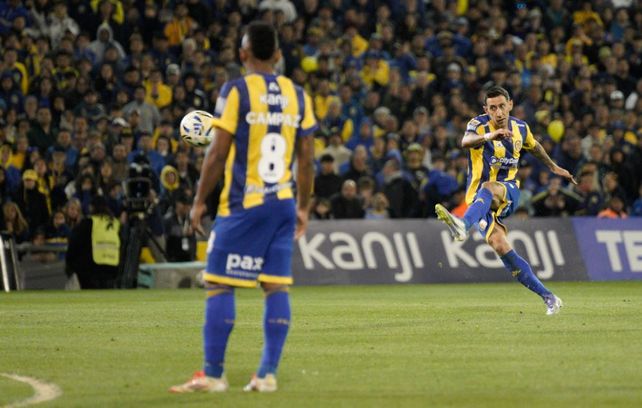 Implacable. Di María impacta de zurda y la pone en el ángulo, en el clásico. Además de jugar mucho, convirtió.