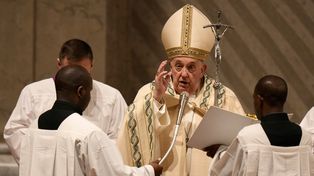El Papa encabezó la Vigilia Pascual tras el faltazo en el vía crucis