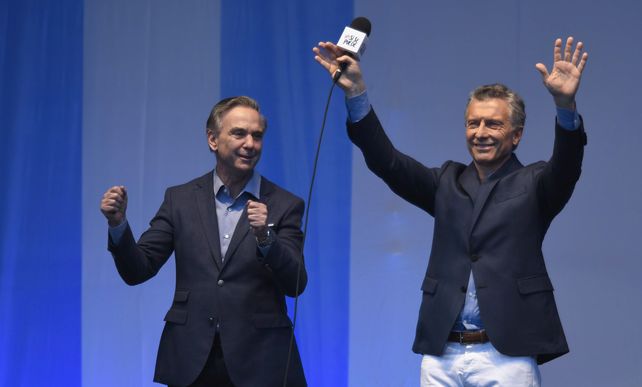 En un multitudinario acto en el Obelisco, Macri llamó a dar vuelta la elección el 27 de octubre