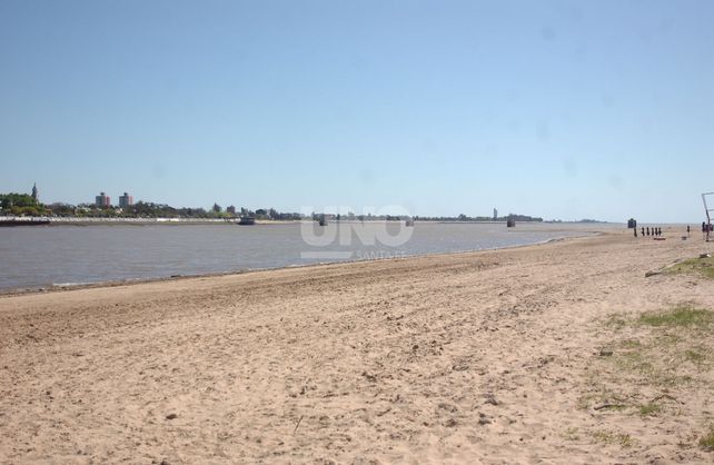 Así se ve la playa de la laguna Setúbal con el río bajo este lunes.