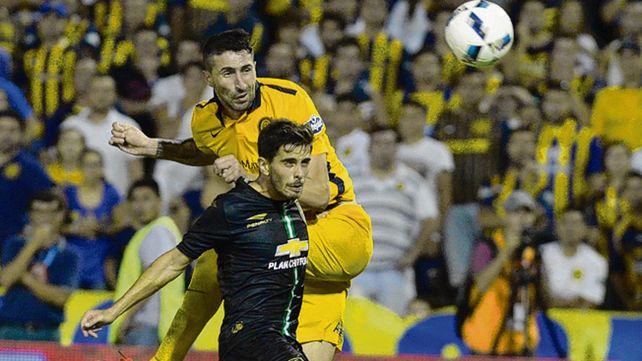 En el Gigante. Bettini la pelea con Donatti. Ese día anotó su primer gol.