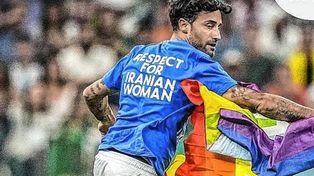 Qatar 2022: un hincha se metió en la cancha con bandera LGBT, en el partido entre Portugal y Uruguay.
