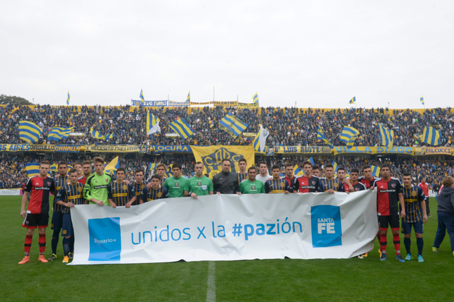 Copa Santa Fe. Los planteles de Rosario Central y Newell’s posaron unidos para la foto en la temporada 2016.