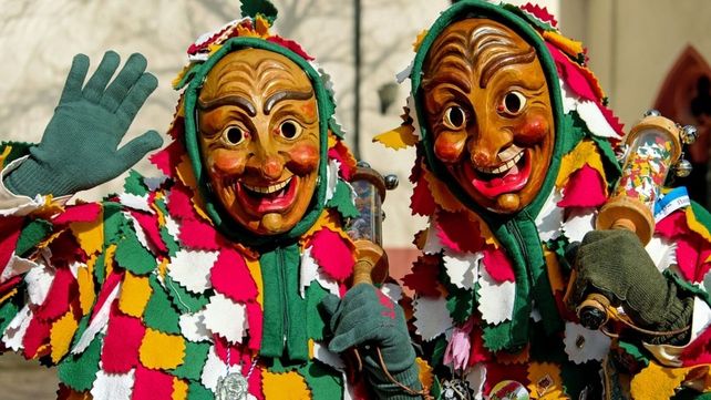 Cada febrero las personas se disfrazan con trajes y máscaras para celebrar el carnaval en todo el mundo