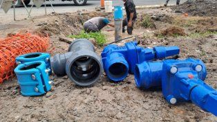 Realizan enlaces finales para habilitar 2.000 metros de la nueva red de agua potable en calle Santos Domínguez, en Paraná