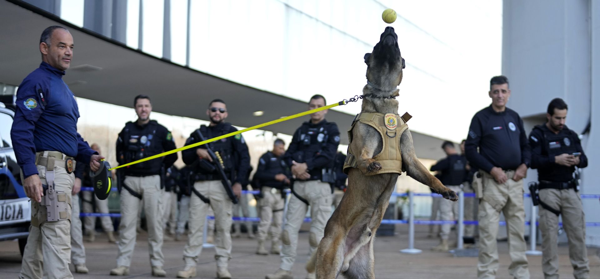Policías hacen guardia frente a la Corte Suprema durante la fase de veredicto y sentencia de un juicio contra los acusados de un supuesto complot golpista para mantener al expresidente brasileño Jair Bolsonaro en el cargo tras su derrota electoral de 2022, en Brasilia, Brasil, el martes 9 de septiembre de 2025. (Foto AP/Eraldo Peres) Policías hacen guardia frente a la Corte Suprema durante la fase de veredicto y sentencia de un juicio contra los acusados de un supuesto complot golpista para mantener al expresidente brasileño Jair Bolsonaro en el cargo tras su derrota electoral de 2022, en Brasilia, Brasil, el martes 9 de septiembre de 2025. (Foto AP/Eraldo Peres)