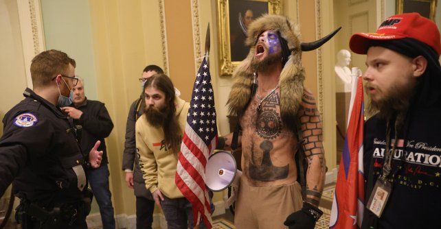 El miércoles enardecidos fanáticos del presidente de EEUU Donald Trump invadieron a la fuerza el Capitolio.
