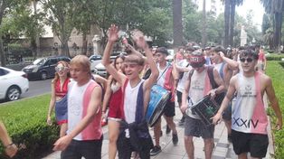 Alumnos de 4º año del Colegio Sagrado Corazón marchan por bulevar Oroño en el día del banderazo.&nbsp;