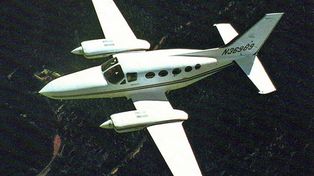 Avioneta averiada con pasajeros a bordo aterriz&oacute; con espectaculares maniobras del piloto