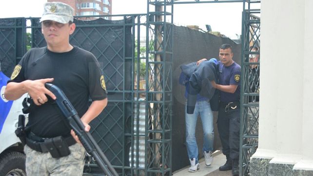 Con la cara tapada. Feruglio salió de tribunales con una fuerte custodia policial.&nbsp;