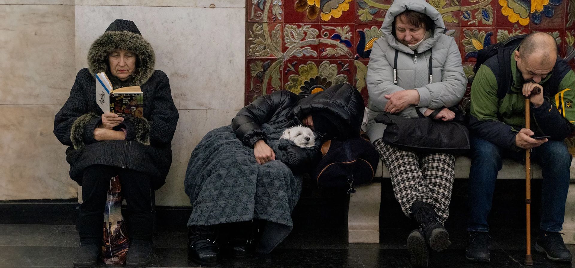 Residentes locales se refugian en una estación de metro durante una alarma de ataque aéreo, Kiev, Ucrania. Fotografía: Tetiana Dzhafarova/AFP/Getty Images Residentes locales se refugian en una estación de metro durante una alarma de ataque aéreo, Kiev, Ucrania. Fotografía: Tetiana Dzhafarova/AFP/Getty Images