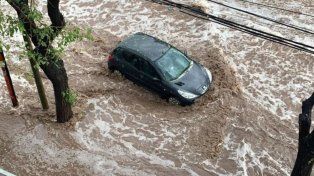 Fuerte temporal en Mendoza: granizo, inundaciones y autos arrastrados