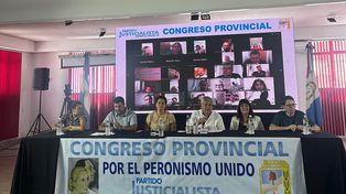 Luis Rubeo, flanqueado por otros dirigentes justicialistas, comandó el congreso provincial partidario.