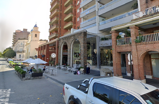 Avenida General López al 2600, en la puerta del bar Gayalí, donde agredieron a Fabián Bastia.