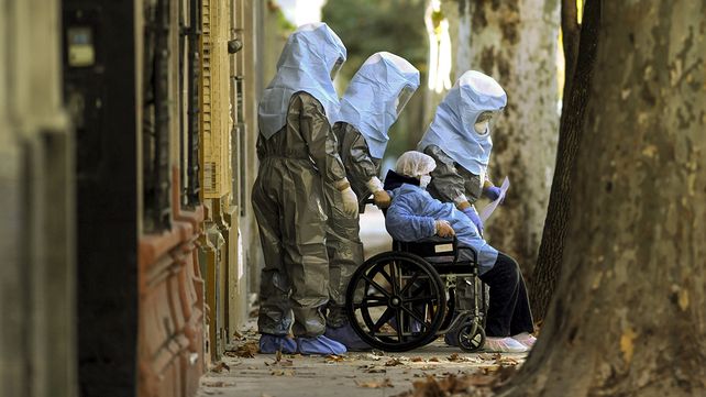 &nbsp;Unos 50 adultos mayores diagnosticados con coronavirus fueron evacuados hoy de un geri&aacute;trico del barrio porte&ntilde;o de Flores.&nbsp;