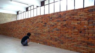 Un muro que recuerda el impacto de un libro se vuelve viral por las redes sociales