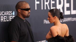 Kanye West y Bianca Censori protagonizaron una polémica aparición en los Grammy 2025.