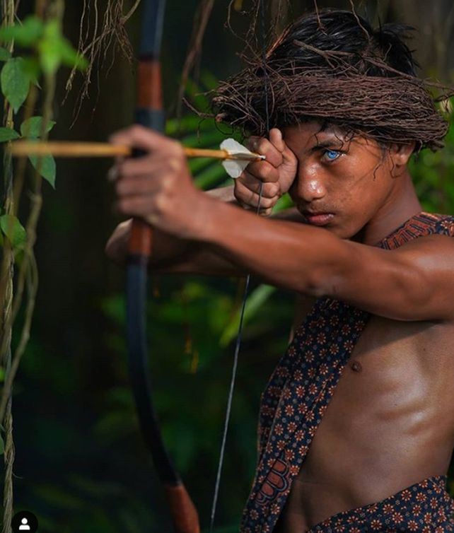 Por una mutación genética, una tribu de Indonesia sorprende por sus ojos azules