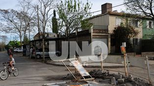 Vecinos de Bº El Pozo expresaron su malestar por un socavón que impide la circulación de la Línea 2