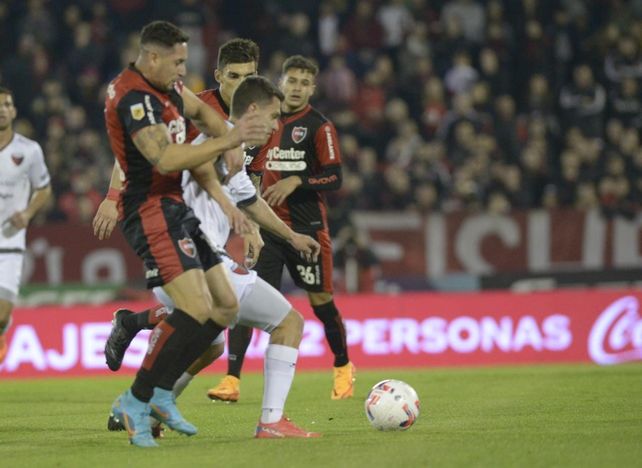 Un flojo Newells no pudo pasar del cero e igualó ante Colón en el Coloso