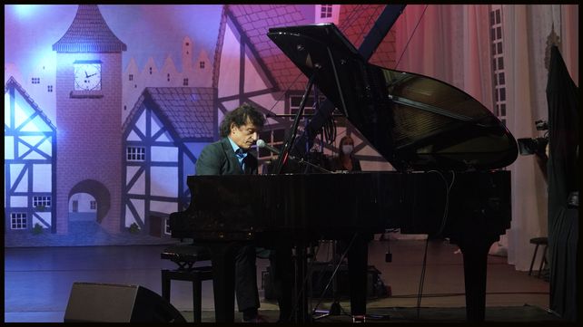 Ángel Mahler al piano de la noche de los  Magazines.