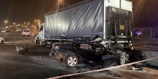 Tres muertos y un herido grave fue el saldo del choque entre un automóvil y un camión