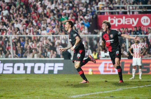 La alegría es rojinegra. El Colo Ramírez celebra con Gómez Mattar el tercer gol de Newells.