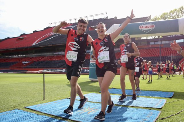 El maratón de Newell's finalizó en el campo de juego del Coloso.