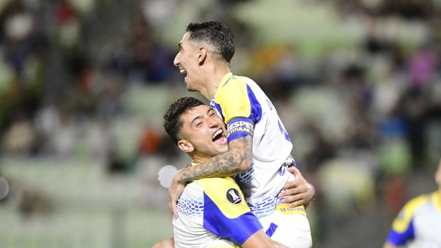 Ángel Di María festeja con Alejo Veliz su gol de penal, el segundo de Central en Caracas.