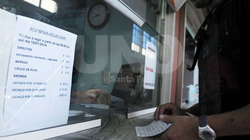 Juntan firmas contra la suba del pasaje interurbano Santa Fe- Paraná