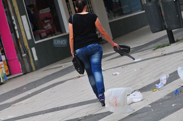 El fuerte viento llenó de bolsas plásticas la peatonal de Paraná. Foto UNO. Juan Manuel Hernández. &nbsp;