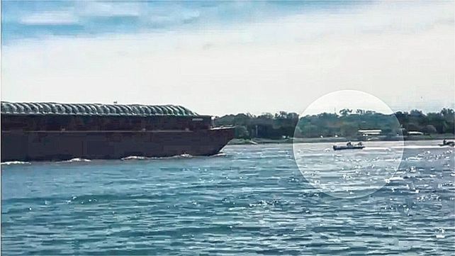 En el río Paraná, barcaza chocó a una lancha y buscan a un tripulante