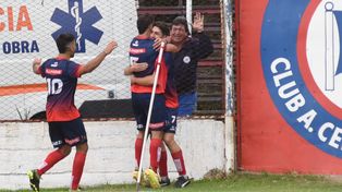 Turco goleador. Antonio Kaial anotó el primero de Central Córdoba y recibe el saludo de Osella, Tolosa y&nbsp; de Juan Domingo González, el canchero del club.
