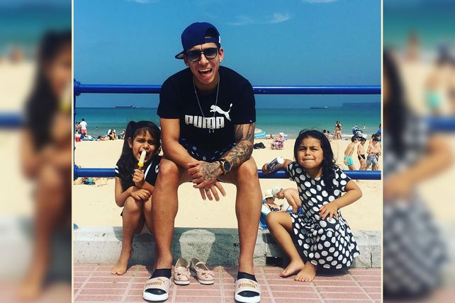 De vacaciones. El rosarino Sarmiento se mostró con sus hijas durante el viaje en España.